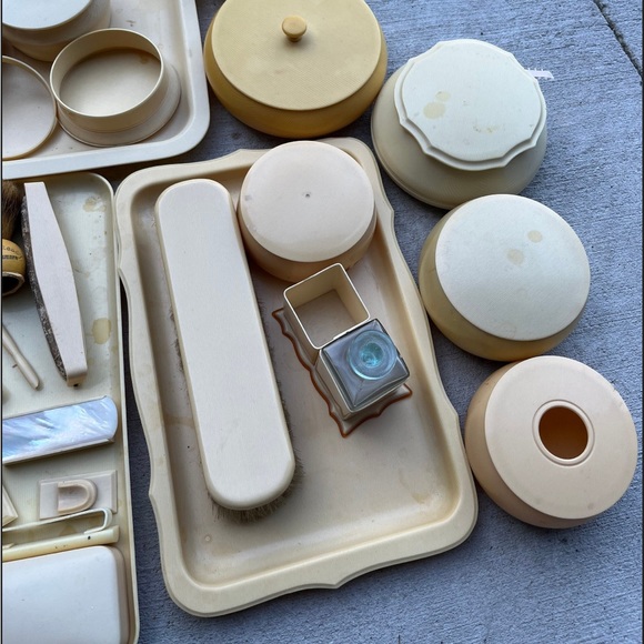 VINTAGE YELLOW CELLULOID VANITY SET - Picture 2 of 4